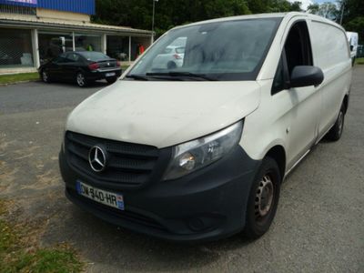 une camionnette blanche garée dans un parking