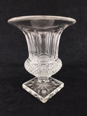 une photo d'un vase en verre transparent posé sur une table