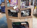 des cartons empilés les uns sur les autres sur un chariot dans un entrepôt