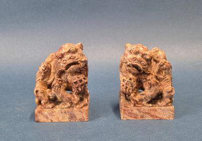 paire de serre-livres chinois en bois sculpté représentant un dragon et un lion