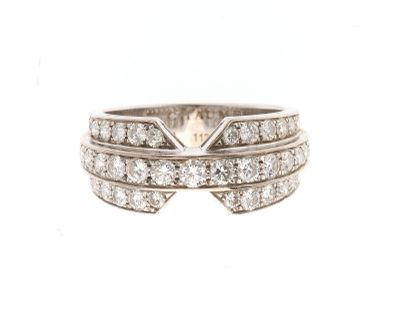gros plan d'une bague en diamant sur fond blanc