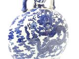 un vase bleu et blanc orné d'un dragon