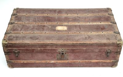 une vieille malle posée sur une table