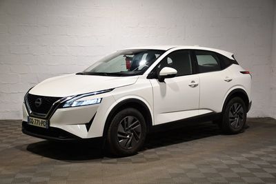 Le SUV Nissan blanc est garé dans un parking couvert.