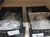 deux bacs remplis d'objets, posés sur un comptoir