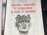 deux livres posés sur une table