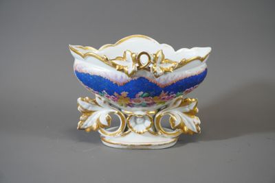 Vase en porcelaine à décor floral.