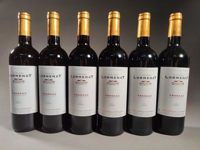 six bouteilles de vin alignées sur une table