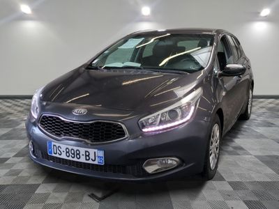 La voiture est garée sur le sol à damier du showroom.