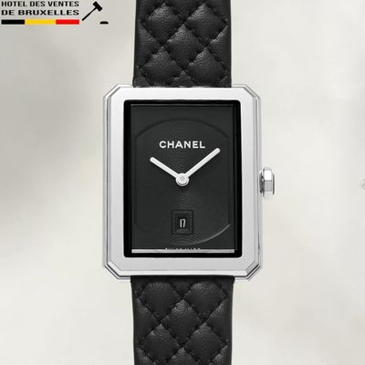 Montre Chanel avec cadran noir et bracelet en cuir noir