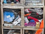 de nombreuses caisses contenant des articles divers, posées sur une palette