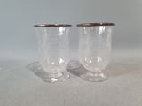 deux verres à vin vides posés sur une table