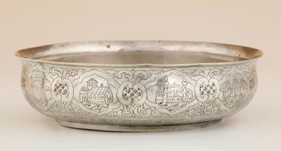 un vieux bol en argent orné de motifs raffinés sur un fond blanc