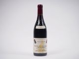 une bouteille de vin posée sur une table
