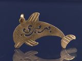un pendentif en forme de poisson rouge sur un fond bleu