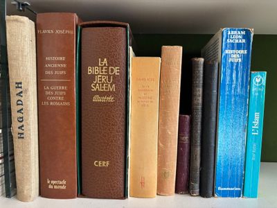 many books that are on a shelf in the room