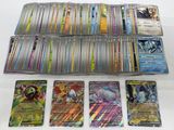 beaucoup de cartes pokemon différentes sur la table