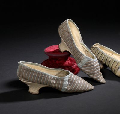 Deux paires de chaussures pour femmes sont posées sur un oreiller.