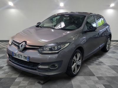 la voiture grise est garée dans le garage sur le sol en damier