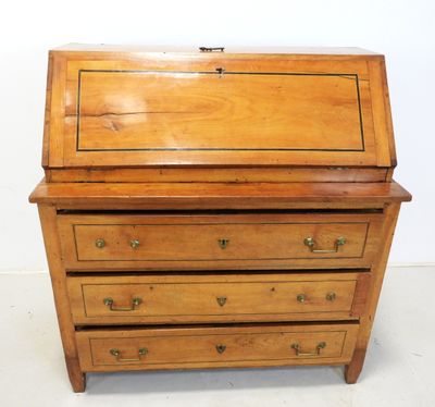 un vieux bureau en bois avec des tiroirs et d'autres tiroirs en dessous