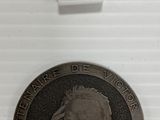 gros plan d'une pièce de monnaie sur une surface blanche