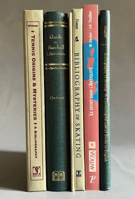 trois livres sont empilés sur une table