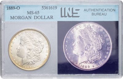 un gros plan sur deux dollars Morgan différents posés sur une carte
