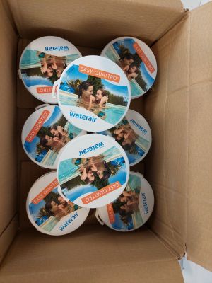 une boîte remplie de boutons sur lesquels figurent des photos de personnes