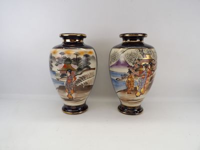 paire de vases ornés de scènes asiatiques sur fond blanc