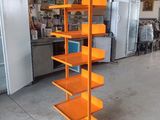 une étagère orange au milieu d'une pièce