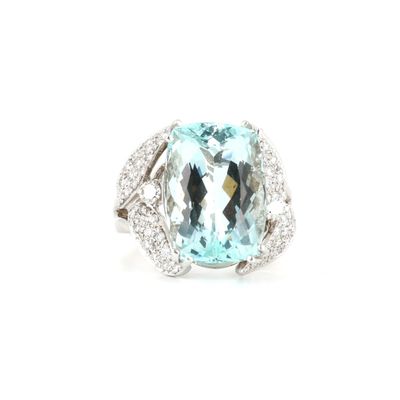 une image d'une bague avec une topaze bleue entourée de diamants