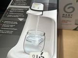 une boîte contenant un distributeur d'eau Baby Brezza posée sur la table