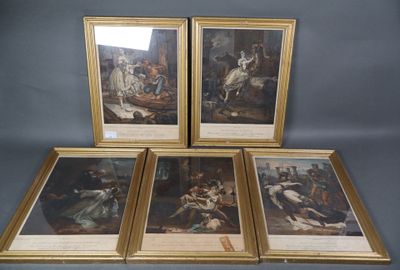 quatre tableaux encadrés représentant des personnes dans une pièce, sur fond gris