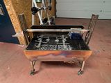 une table sur laquelle se trouvent de nombreux outils