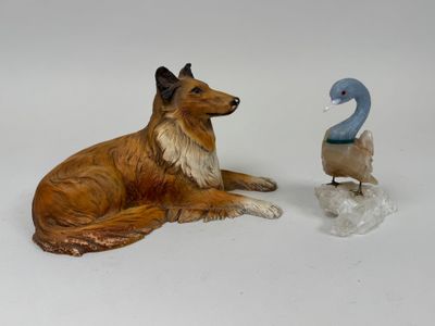 deux figurines représentant un chien et un canard sur un fond blanc