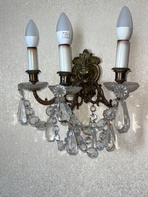 une applique murale fixée au mur