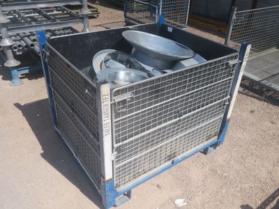 un récipient en métal contenant un plat en métal à l'intérieur