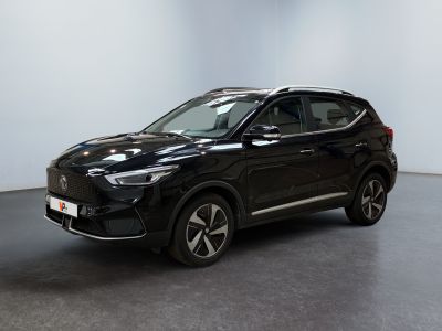 un SUV noir garé dans une pièce aux murs blancs