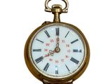 une montre de poche en or avec des chiffres romains sur le cadran