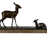 statue représentant un cerf et un faon, posée sur un socle en marbre