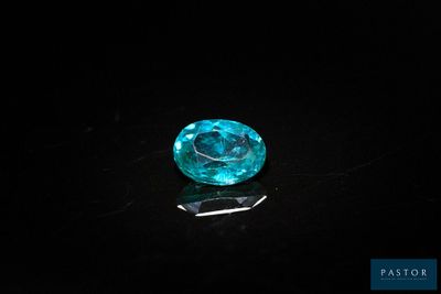 gros plan d'un diamant bleu sur une surface noire