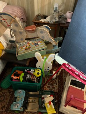 un tas de jouets par terre dans une chambre en désordre