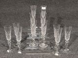 cinq verres à vin et un plateau posés sur une table