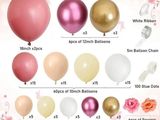 un lot de ballons de différentes couleurs et tailles