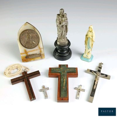 beaucoup d'objets religieux sur la table