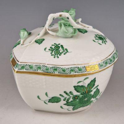 une image représentant une boîte recouverte d'un motif floral vert et blanc