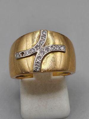 Gros plan sur une bague en or ornée de diamants