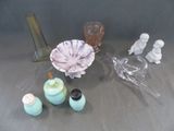 beaucoup d'objets en verre qui se trouvent sur la table