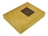 une image représentant une boîte de savon posée sur une surface blanche