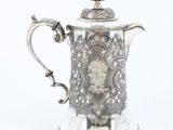 cafetière plaquée argent avec un motif orné sur le couvercle
